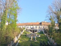 Tuškanac. Palača Gvozdanović, Visoka 8. Vrt na padini prema Tuškancu. Registrirani spomenik hrvatske vrtne arhitekture